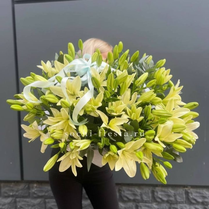 Лилии в корзине в Новокузнецке