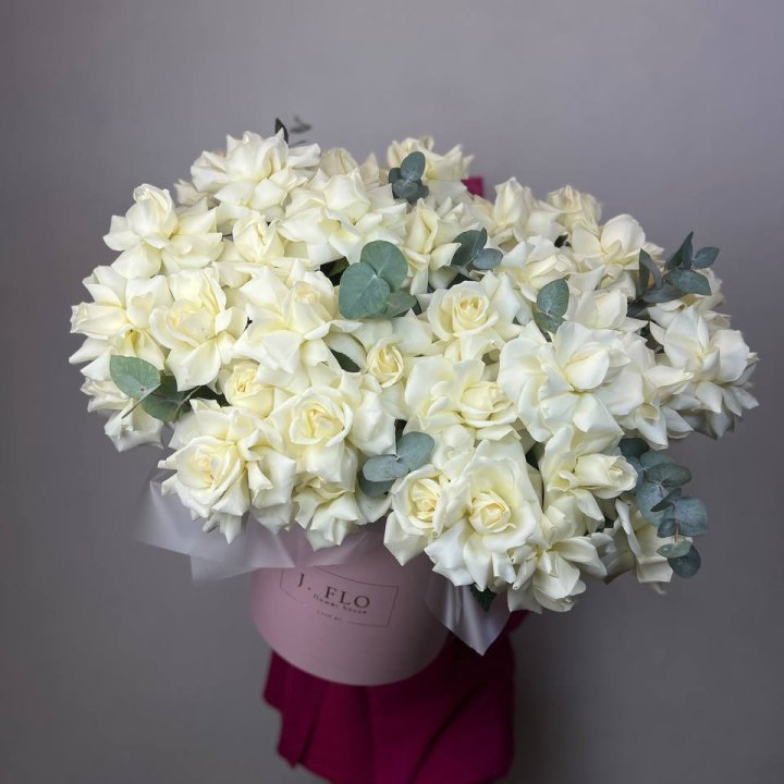 37 белых роз в боксе в Новокузнецке