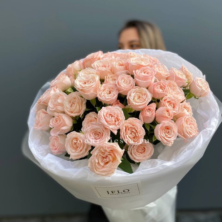 Букет кустовых роз Бомбастик в Новокузнецке