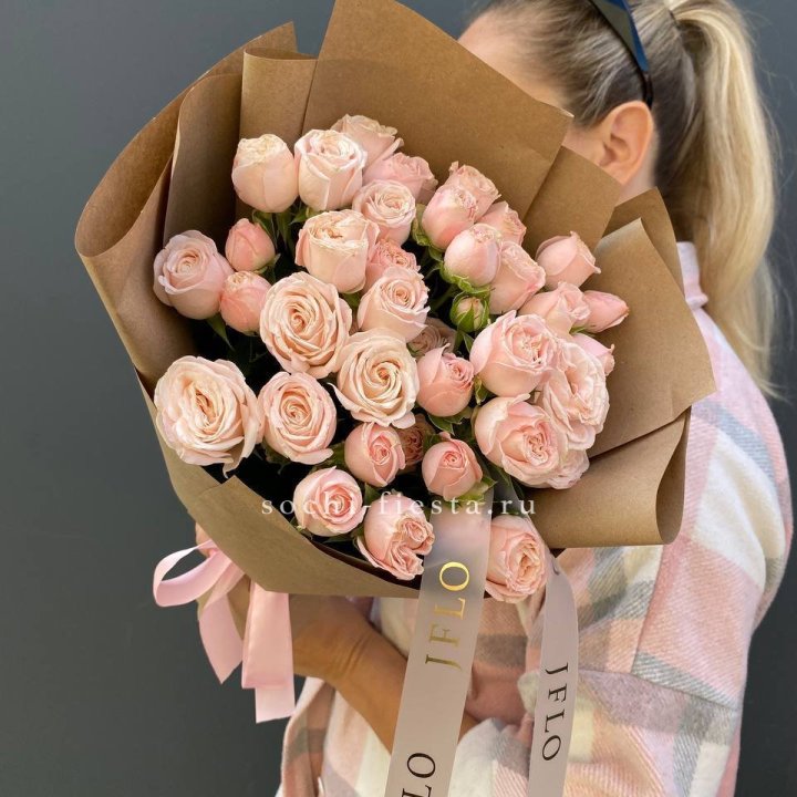 Кустовые розы Бомбастик в крафте в Новокузнецке