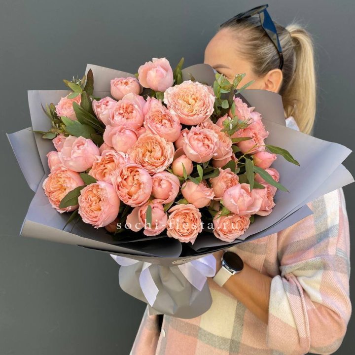 Букет с пионовидными розами "Пивайн" в Новокузнецке