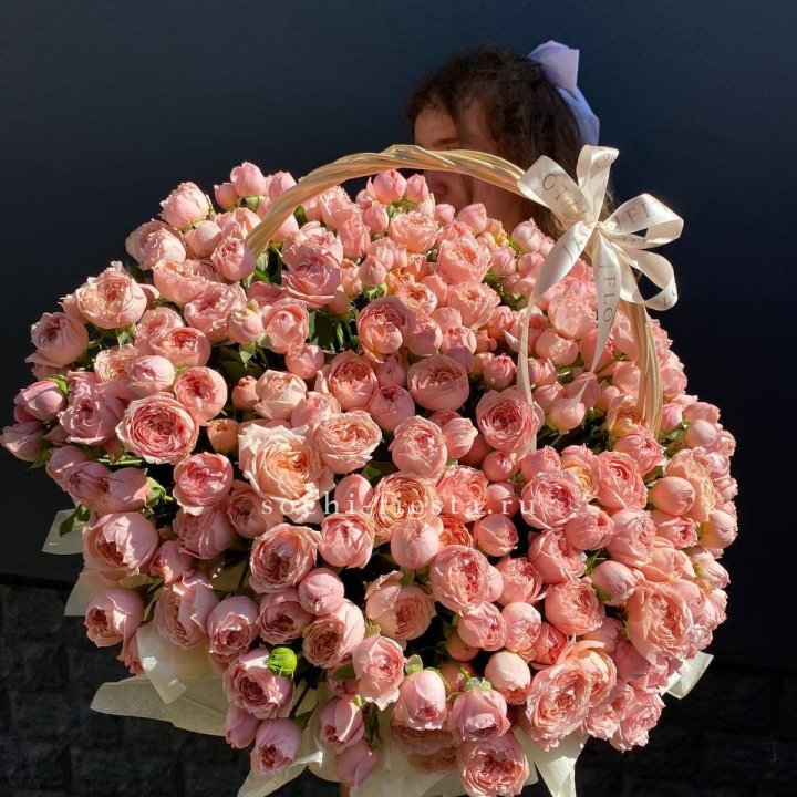 Корзина из пионовидных роз в Новокузнецке