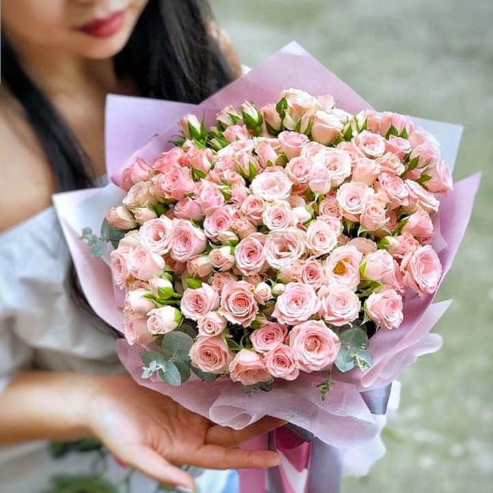 Кустовые розы с эвкалиптом в Новокузнецке