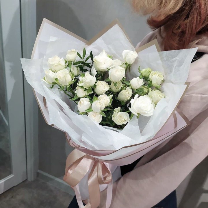 Белоснежные кустовые розы в Новокузнецке