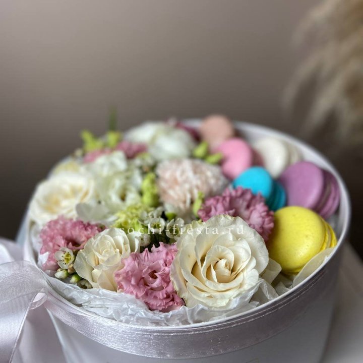 Цветы в цилиндре с макаронс "Прованс" в Новокузнецке