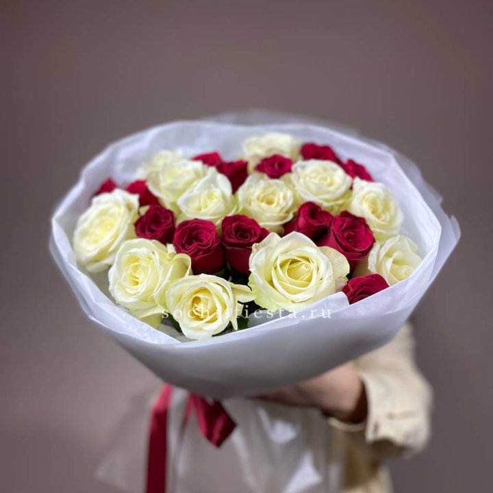 Букет их красных и белых 25 роз в Новокузнецке