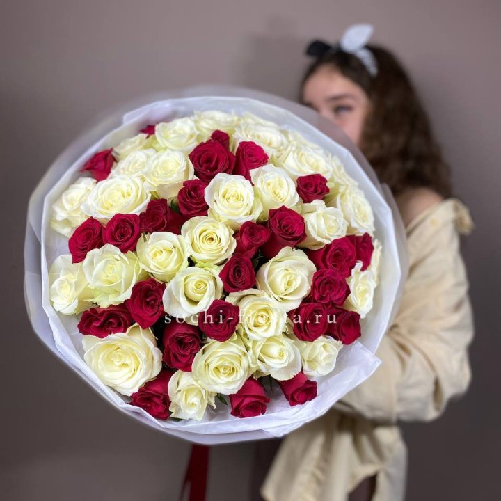 Микс из 55 роз в Новокузнецке