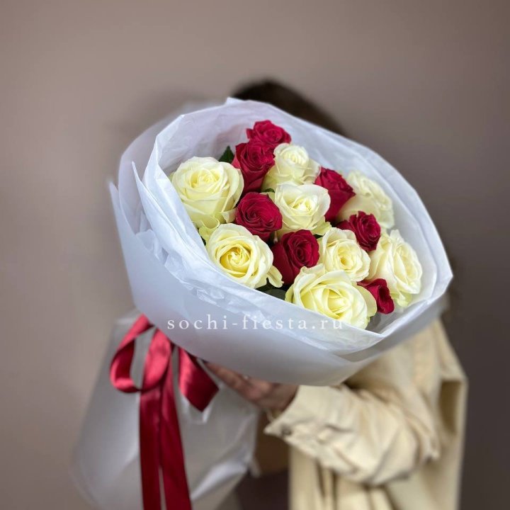 Букет из красных белых 15 роз в Новокузнецке