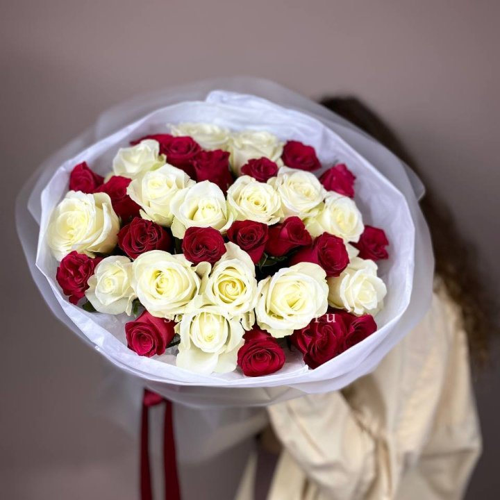 Букет из красных белых 35 роз в Новокузнецке