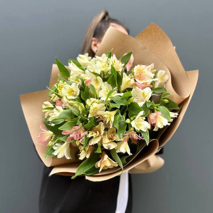 Букет альстромерий в крафте в Новокузнецке