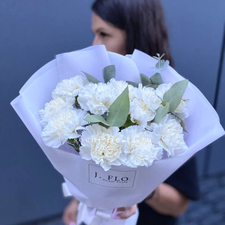 Букет белых диантусов с эвкалиптом в Новокузнецке