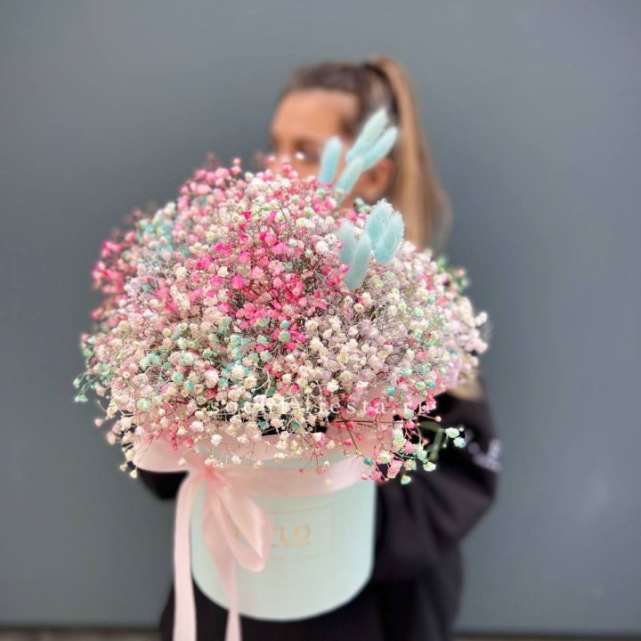 9 Радужных гипсофилы в шляпной коробке в Новокузнецке