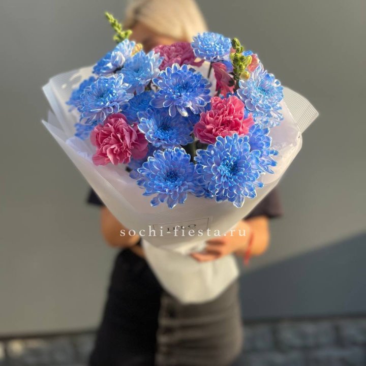 Букет сборный с хризантемой в Новокузнецке