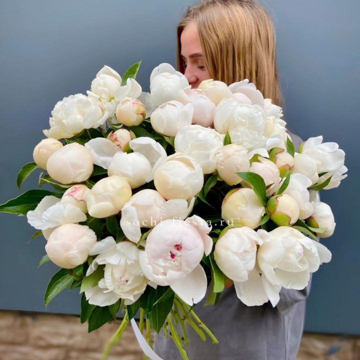 Охапка пионов в Новокузнецке