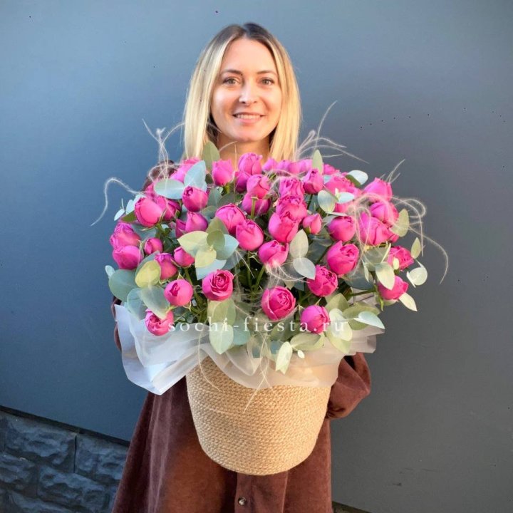 Пионовидные розы  в джутовом кашпо  в Новокузнецке