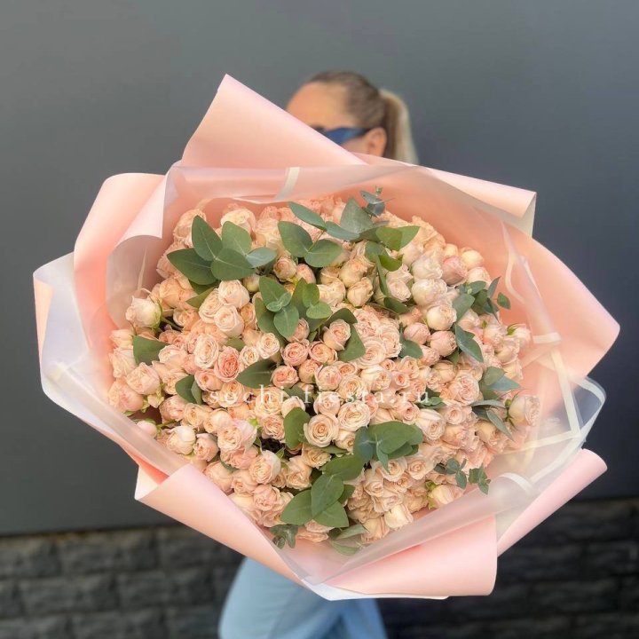 101 кустовая роза с эвкалиптом в Новокузнецке