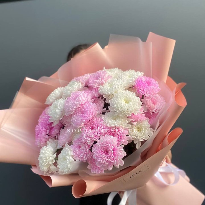  Букет бело-розовых хризантем  в Новокузнецке