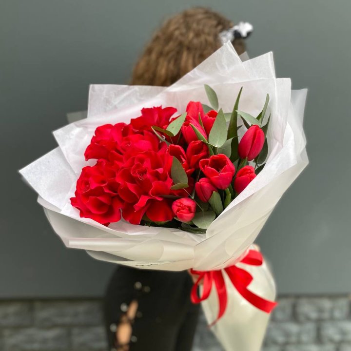 Дуо тюльпаны и розы в Новокузнецке