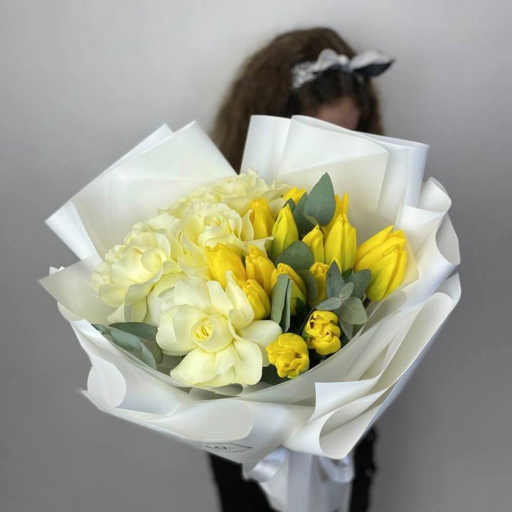 Дуо жёлтые тюльпаны и розы в Новокузнецке