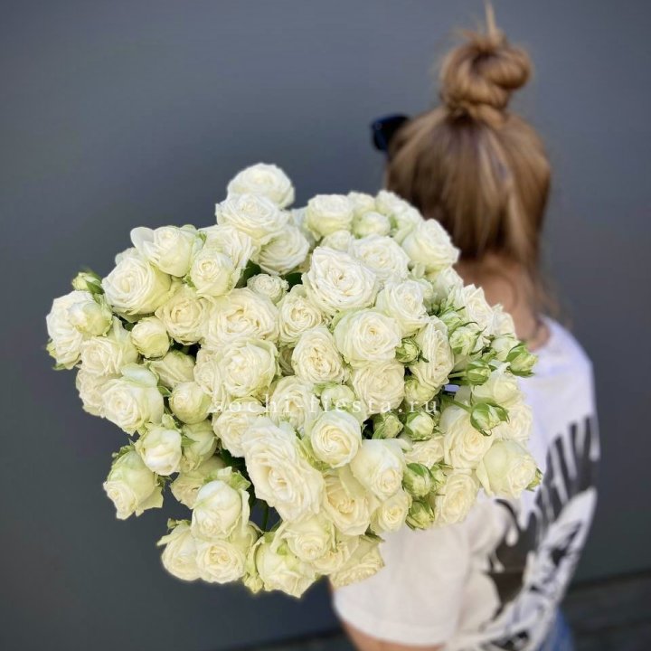 Охапка кустовых роз бомбастик  в Новокузнецке