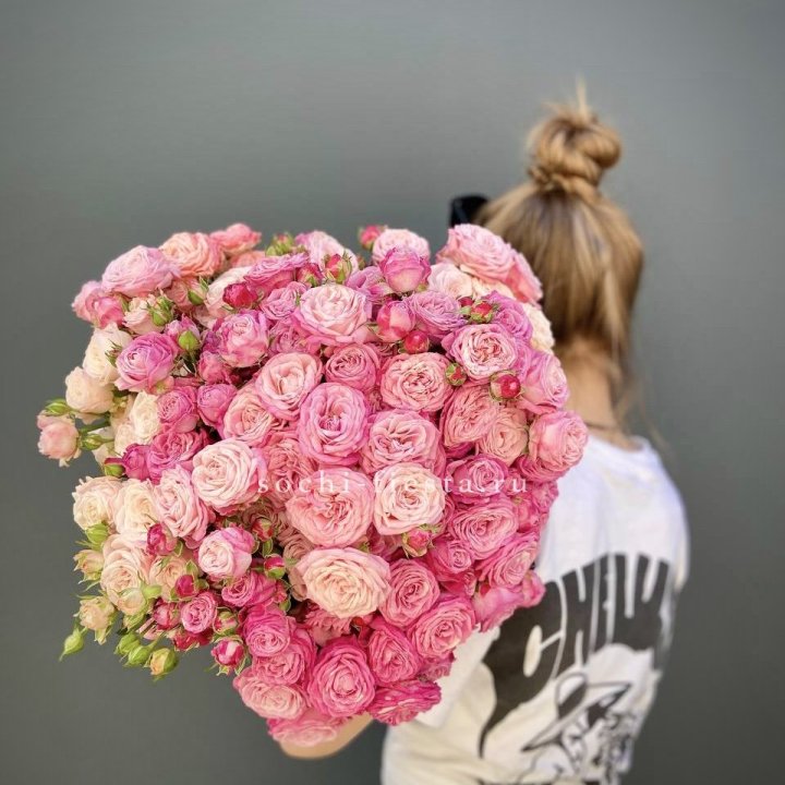 Охапка кустовых роз бомбастик пинк в Новокузнецке
