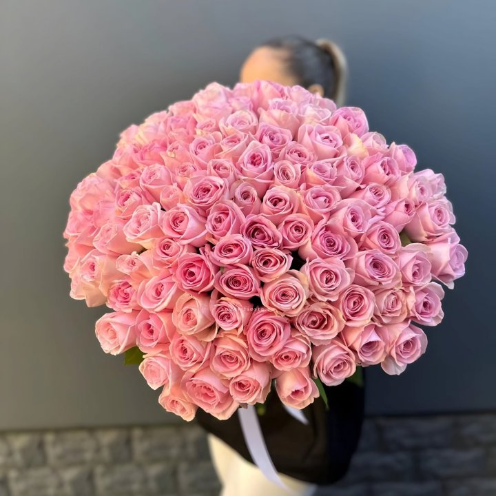 Охапка из 101 розовой розы в Новокузнецке