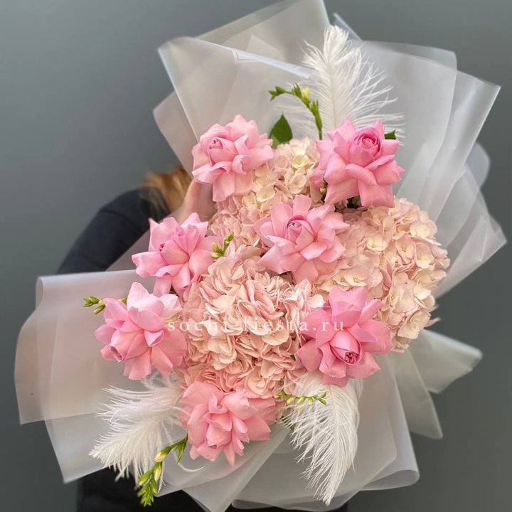  Букет  из гортензий и розовых роз в Новокузнецке