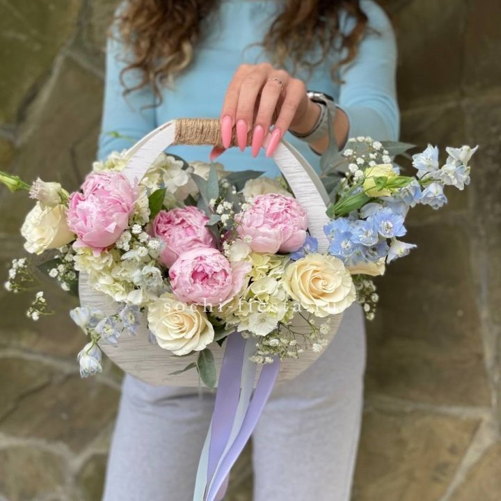 Ящик с пионами в Новокузнецке