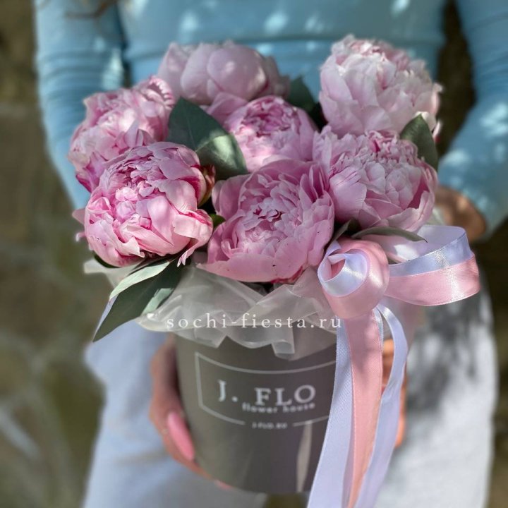 Цилиндр пионов с эвкалиптом в Новокузнецке