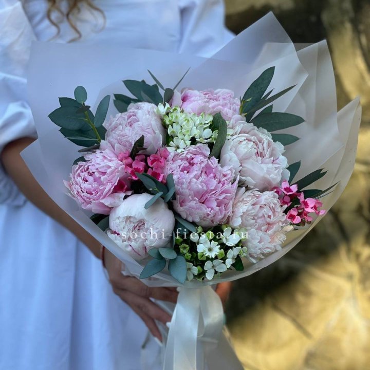 7 зефирных пионов с эвкалиптом в Новокузнецке