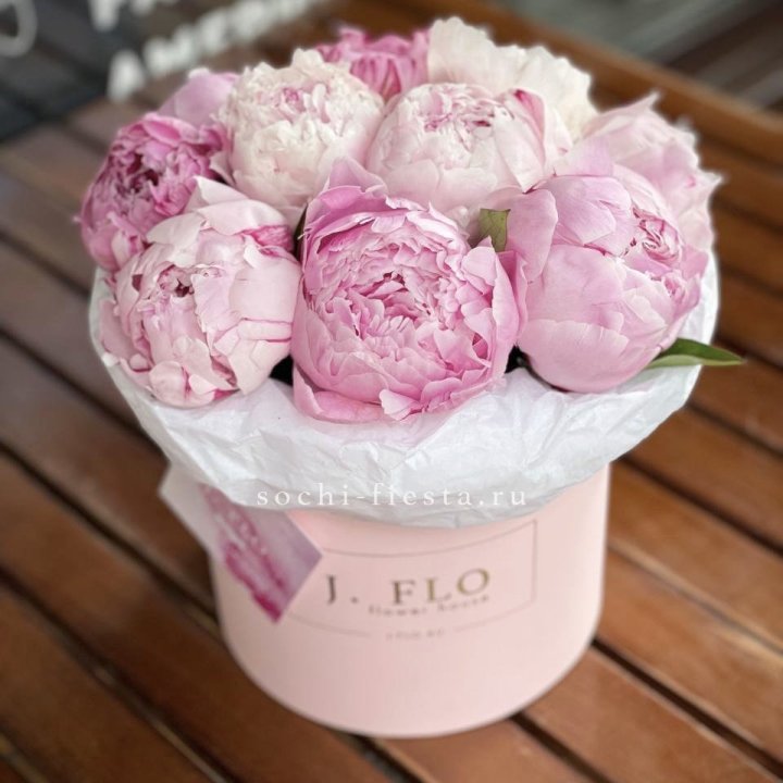 Цилиндр с пионами "Лилу" в Новокузнецке