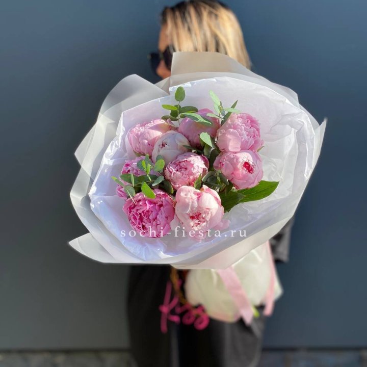 9 пионов с эвкалиптом в Новокузнецке