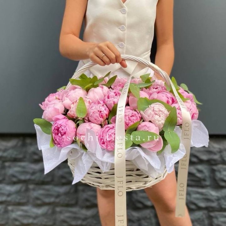 29 пионов в корзине в Новокузнецке