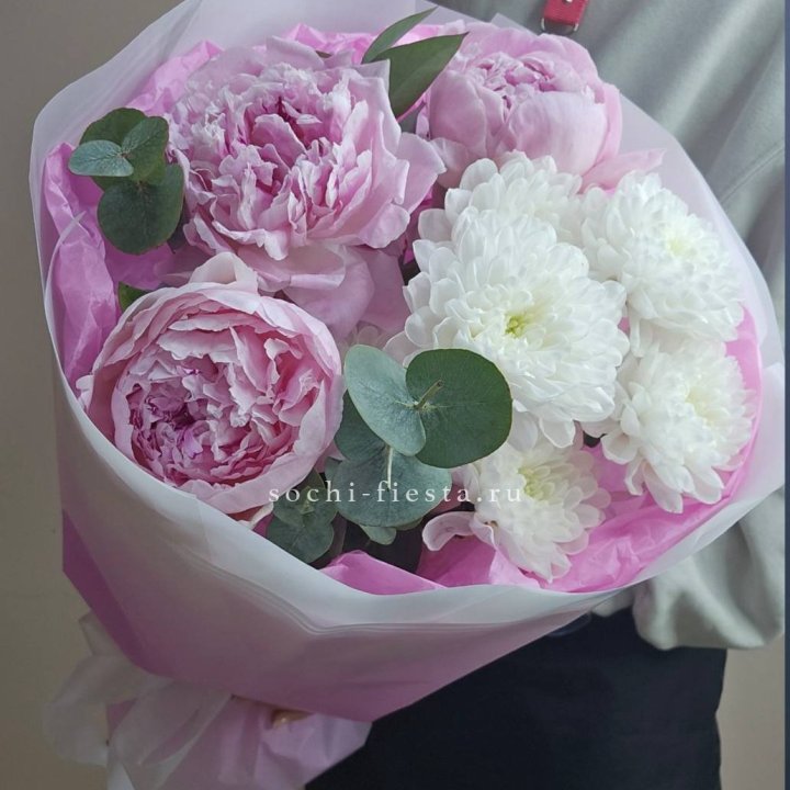  Букет комплимент с пионами в Новокузнецке