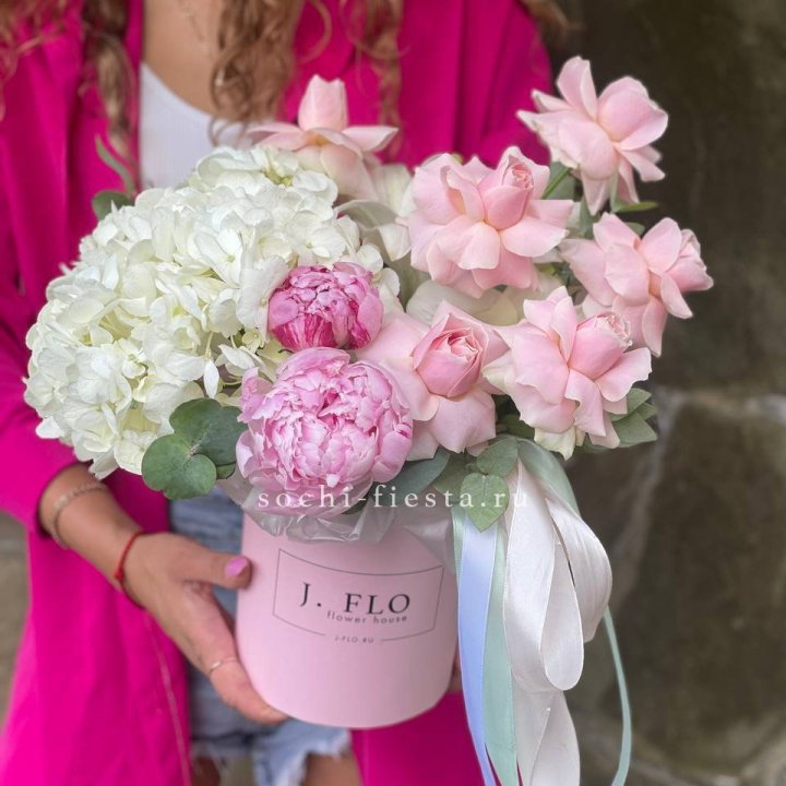 Цилиндр с пионами "Алисия" в Новокузнецке