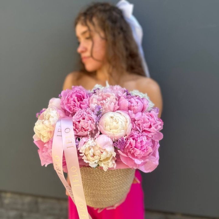 15 пионов в джутовом кашпо в Новокузнецке