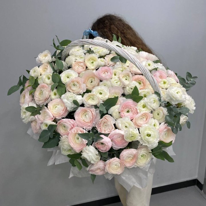 Ранункулюсы в корзине в Новокузнецке