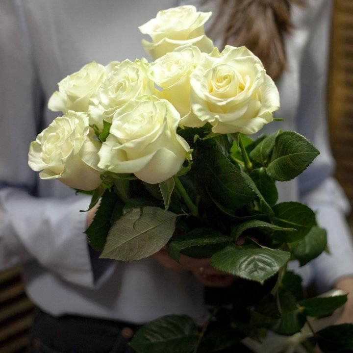 7 белых роз в Новокузнецке