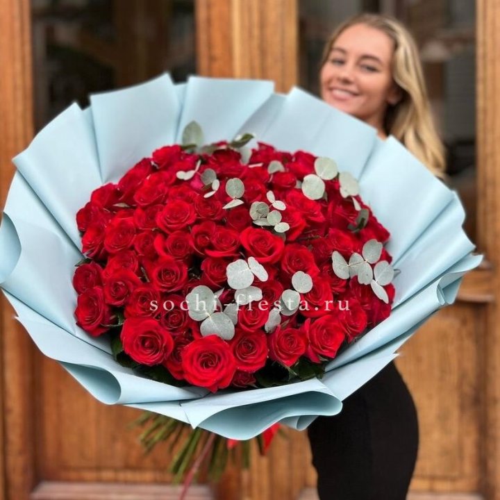 101 красная роза с эвкалиптом в Новокузнецке