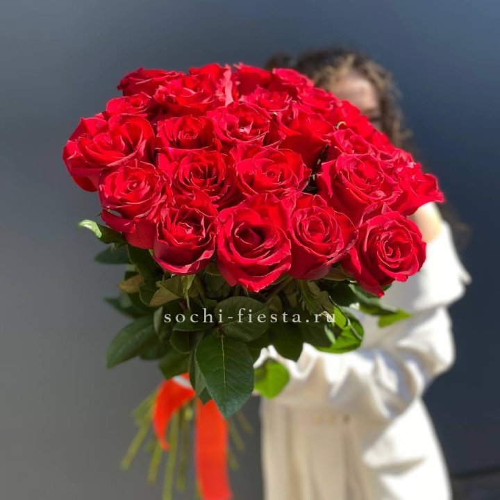 25 высоких красных роз в Новокузнецке