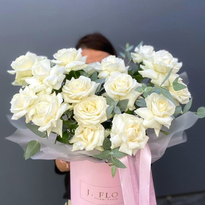 17 Французских белых роз в боксе в Новокузнецке
