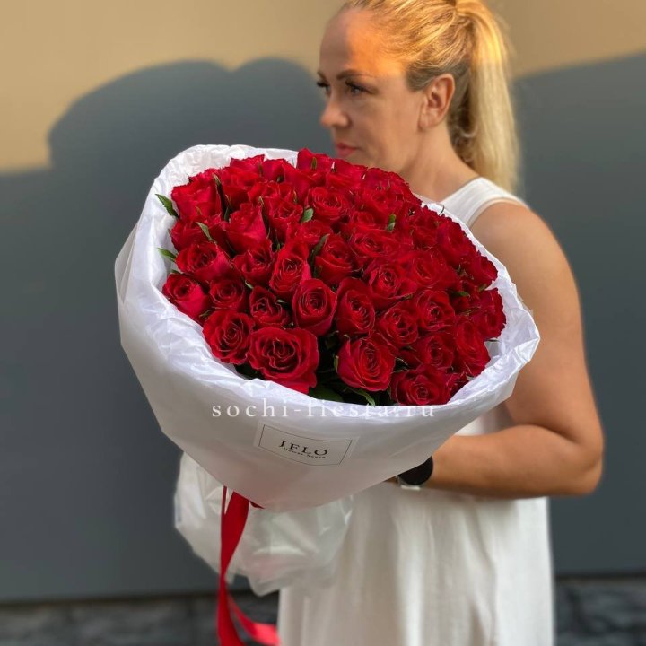 51 роза мадам ред в нежном оформлении в Новокузнецке
