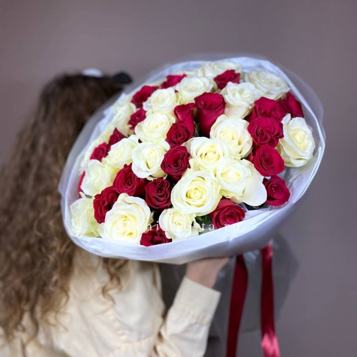 Букет из красных белых 45 роз в Новокузнецке