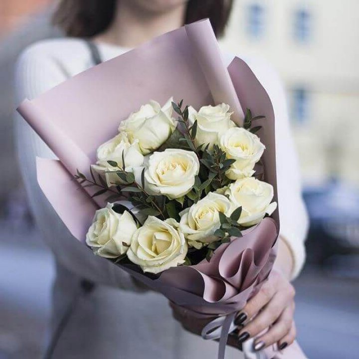9 белых  роз "Минт" в Новокузнецке