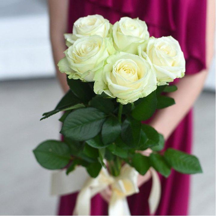 5 белых роз в Новокузнецке