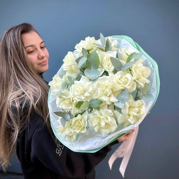 15 Белых французских роз "Ноте бьянка" в Новокузнецке