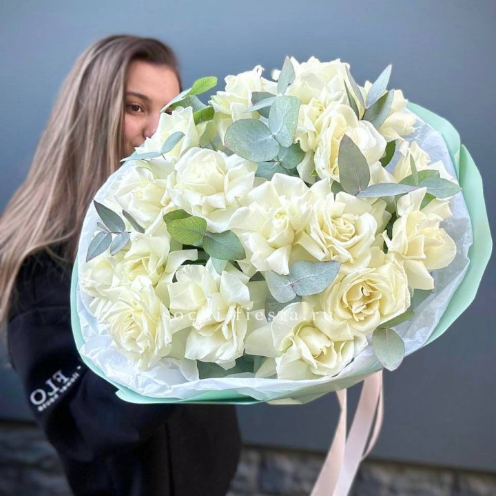 19 Белых французских роз "Ноте бьянке" в Новокузнецке
