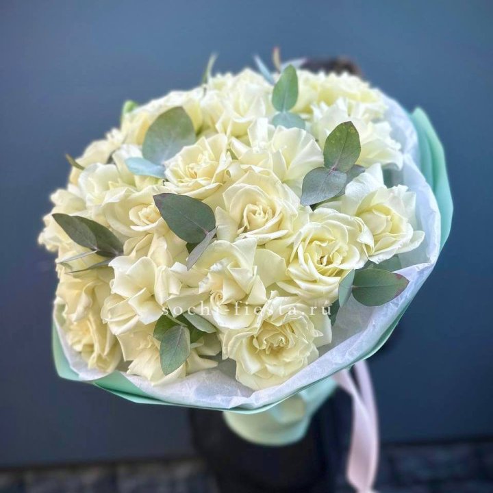 25 Белых французских роз "Ноте бьянка" в Новокузнецке