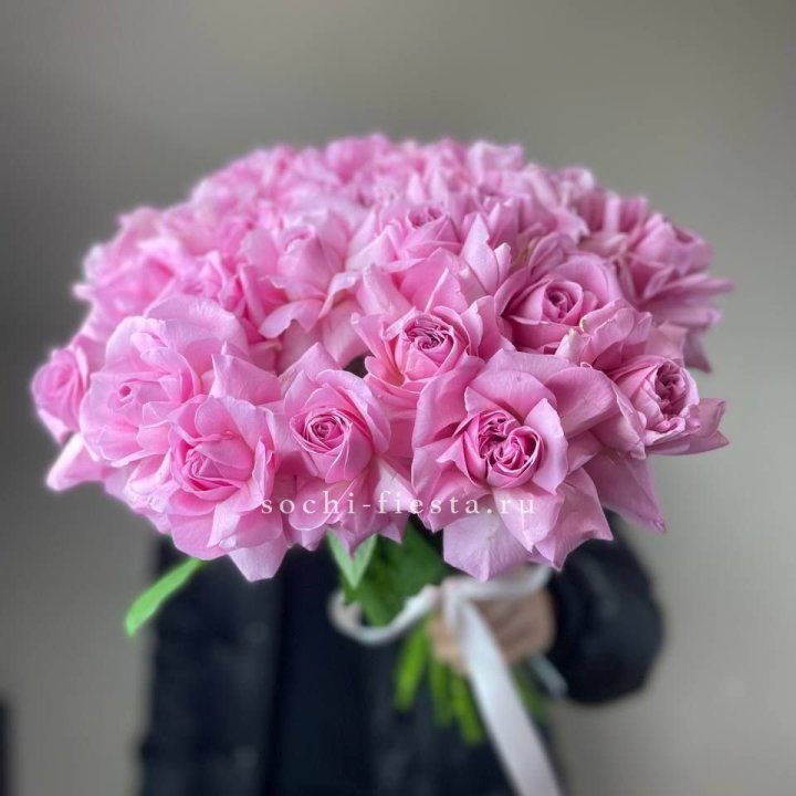 25 розовых французских роз в Новокузнецке