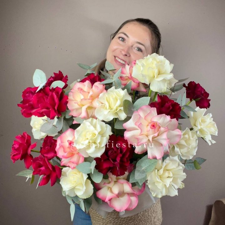 35 французских роз микс в джутовом боксе в Новокузнецке